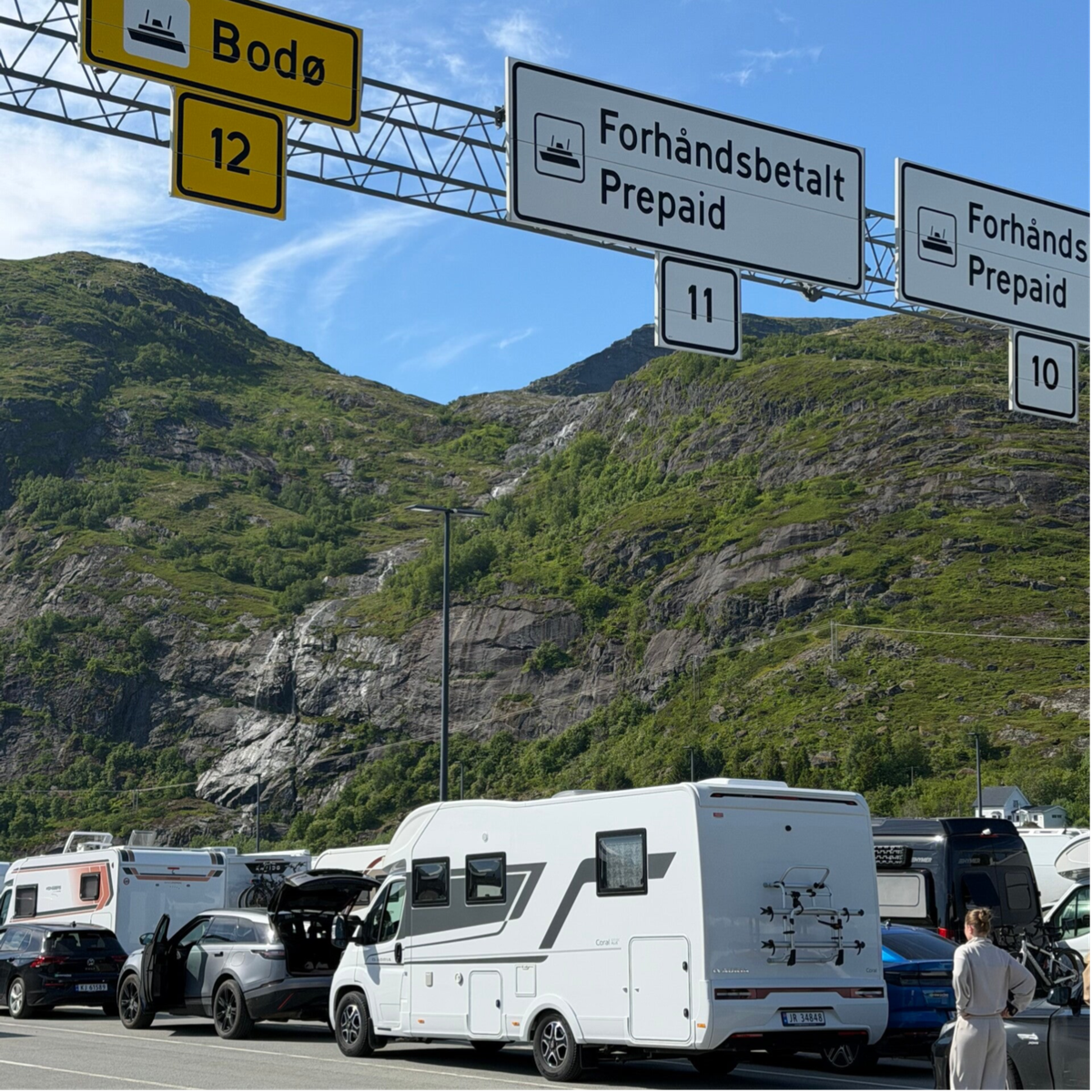 Bobilen i fergekøen til Moskenesferga mot Bodø