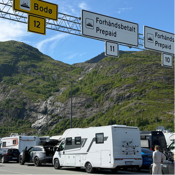 Bobilen i fergekøen til Moskenesferga mot Bodø