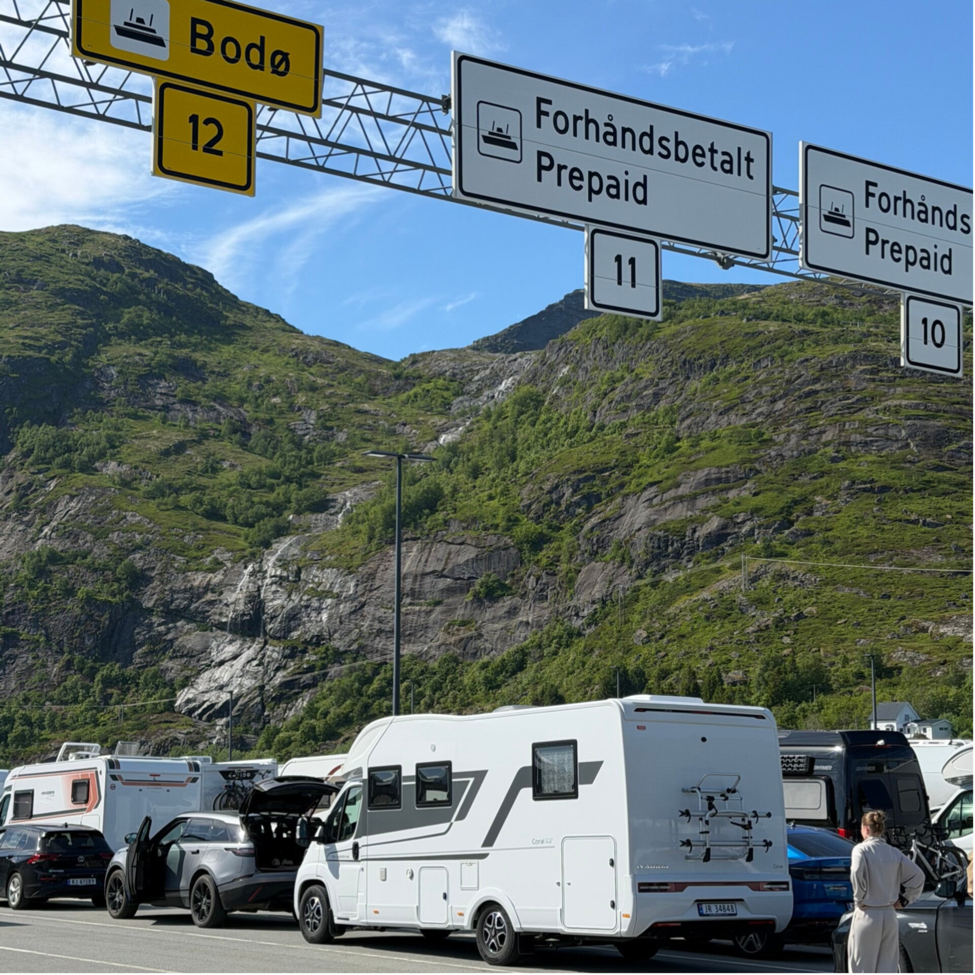 Bobilen i fergekøen til Moskenesferga mot Bodø